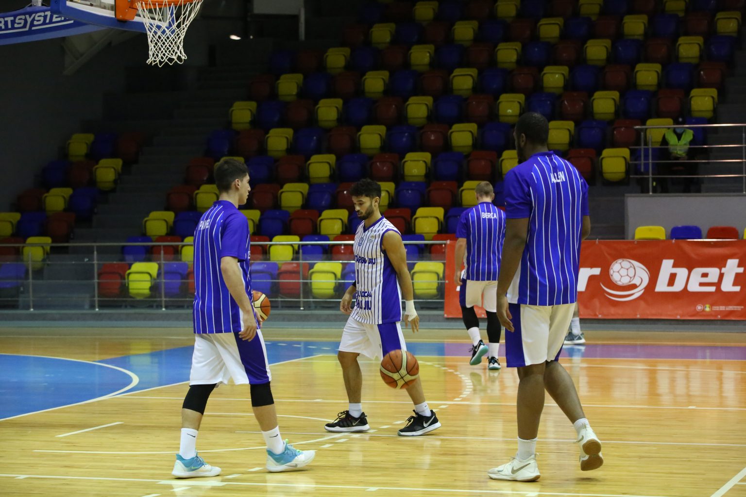 Liga Naţională / CSM Târgu Jiu - U BT Cluj Napoca 59-84 ...