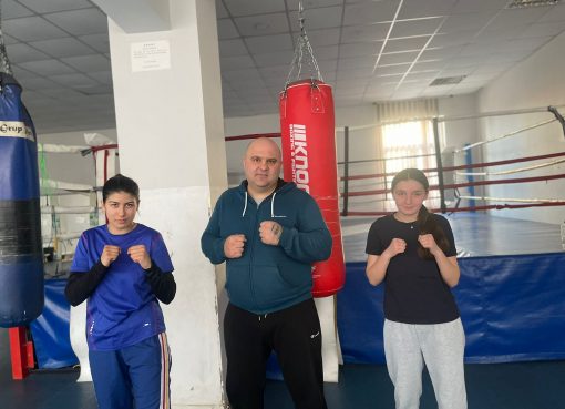 Pugilistele Mădălina Matraș și Andrada Brîncoveanu vor reprezenta CSM Târgu Jiu la Campionatul Național la Box Feminin, ediția 2026. Competiția se desfășoară la Eforie Nord