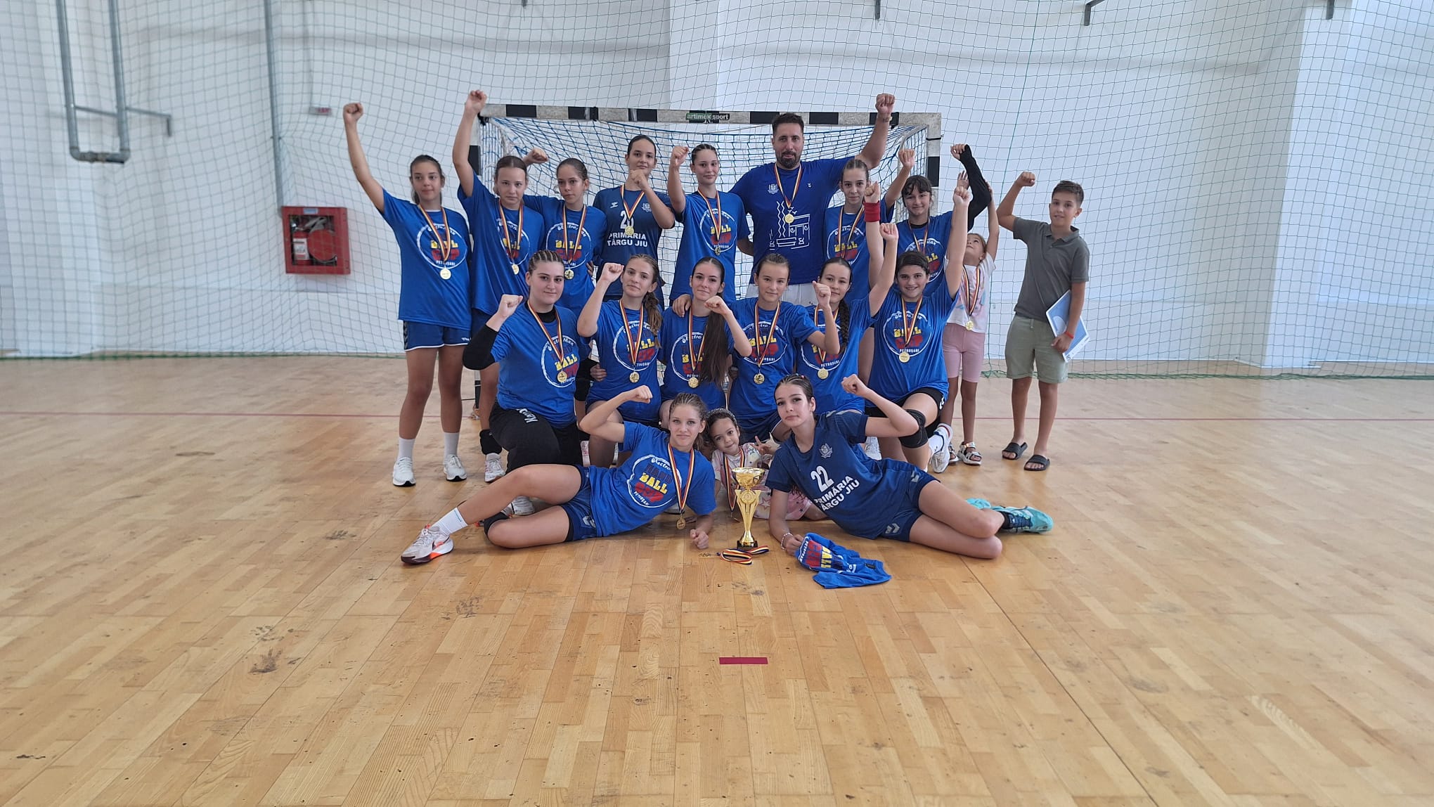 Junioarele 3 CSM Târgu Jiu au câștigat cea de-a V-a ediție a Handbal Cup Electromax. Turneul s-a disputat la Petroșani