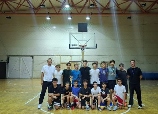 Baschetbaliștii U14 CSM Târgu Jiu, la ora debutului. Echipa pregătită de Stefan Nikolic și Alexandru Berca va juca în weekend primul turneu. Gorjenii merg la Râmnicu Vâlcea